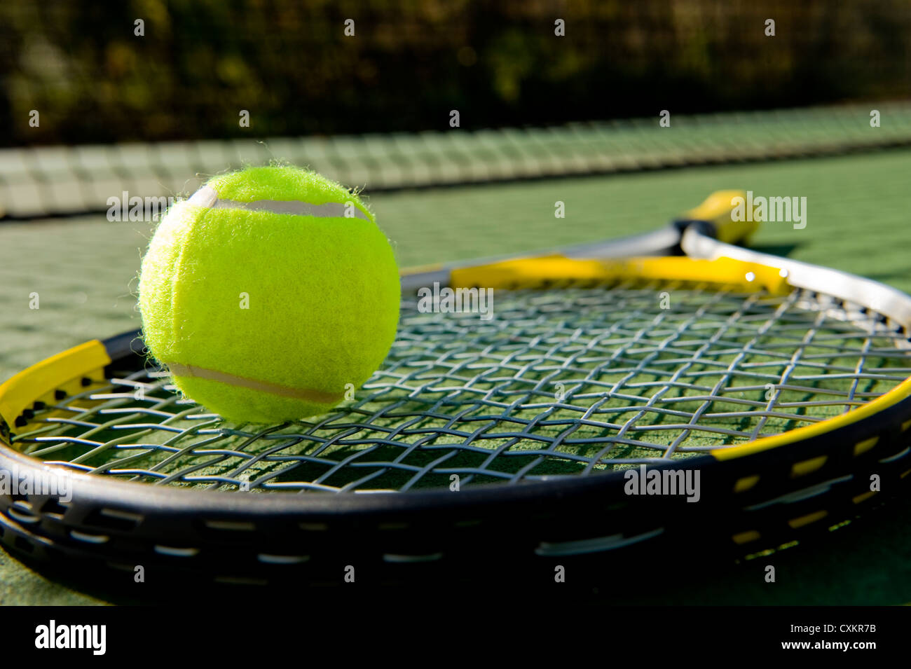 Une raquette de tennis et nouvelle balle de tennis sur un court de tennis récemment peintes Banque D'Images