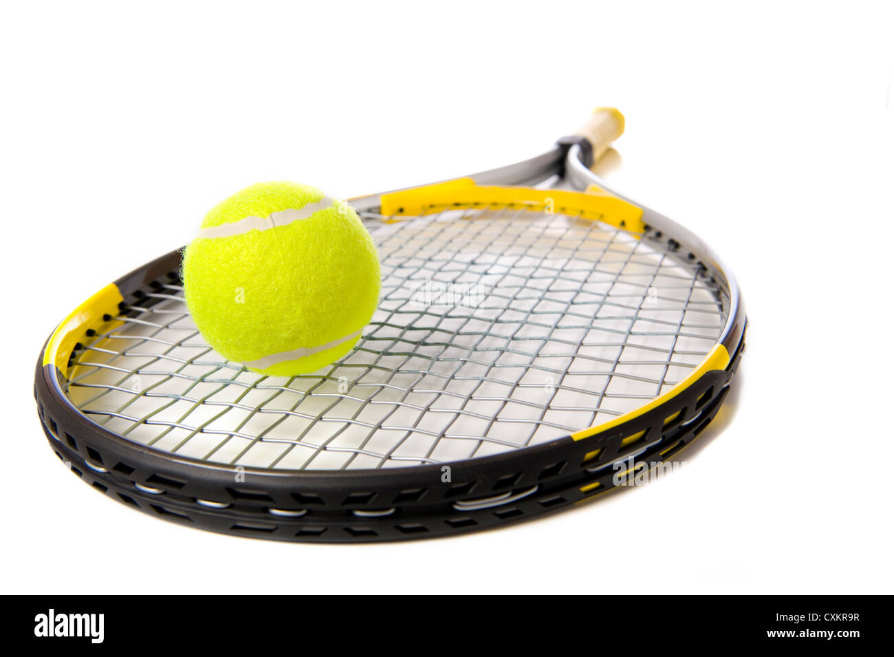 Une balle de tennis et racket sur un fond blanc Banque D'Images