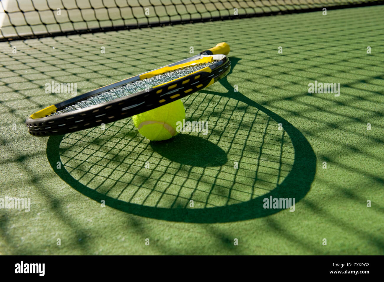 Une raquette de tennis et nouvelle balle de tennis sur un court de tennis récemment peintes Banque D'Images