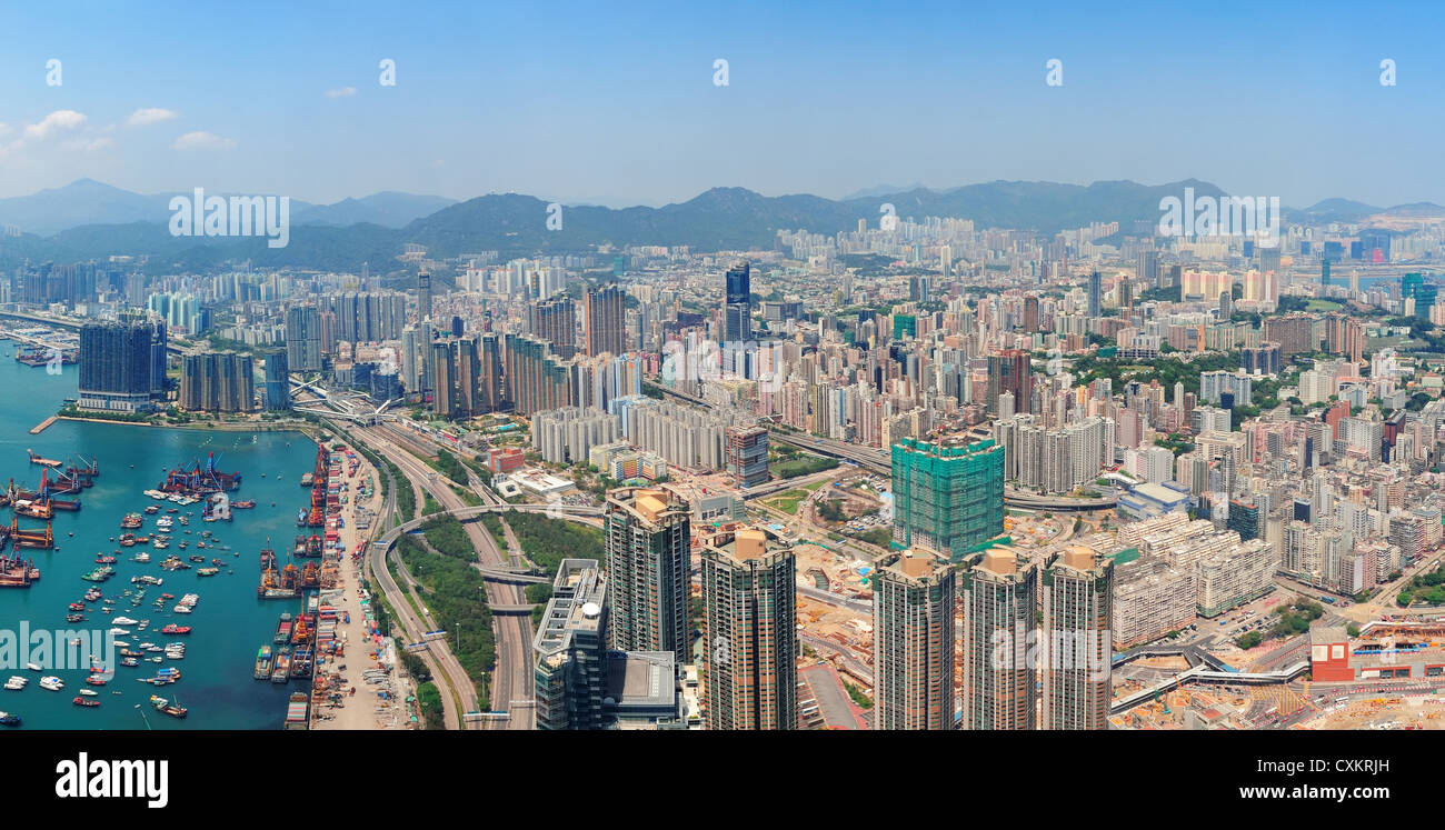 Vue aérienne de Hong Kong panorama avec la mer et bateau gratte-ciel urbain. Banque D'Images