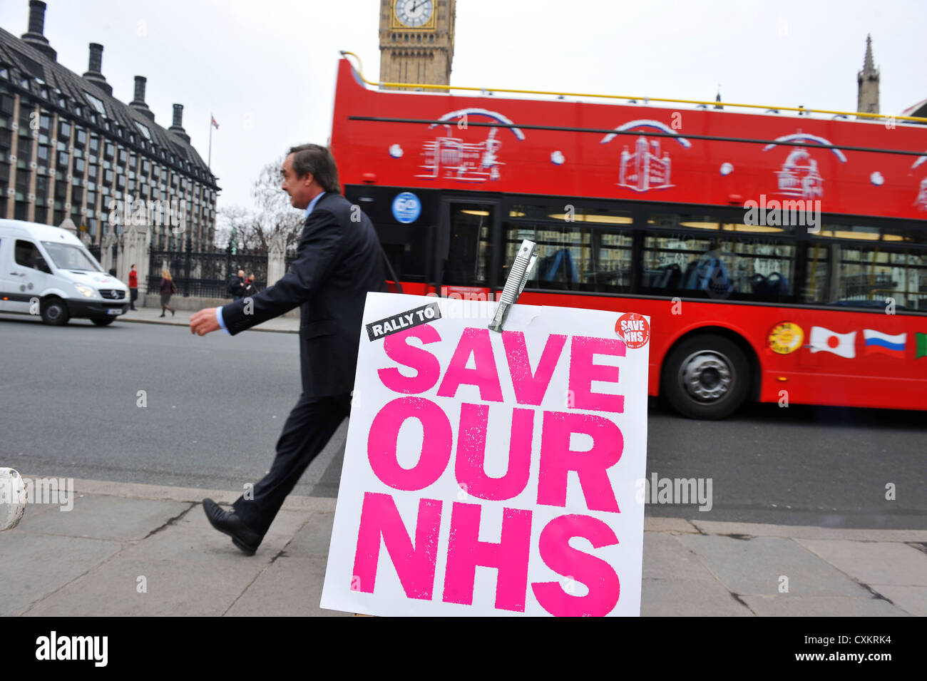 Sauver notre bannière NHS devant les maisons du Parlement, Big Ben, London UK Banque D'Images