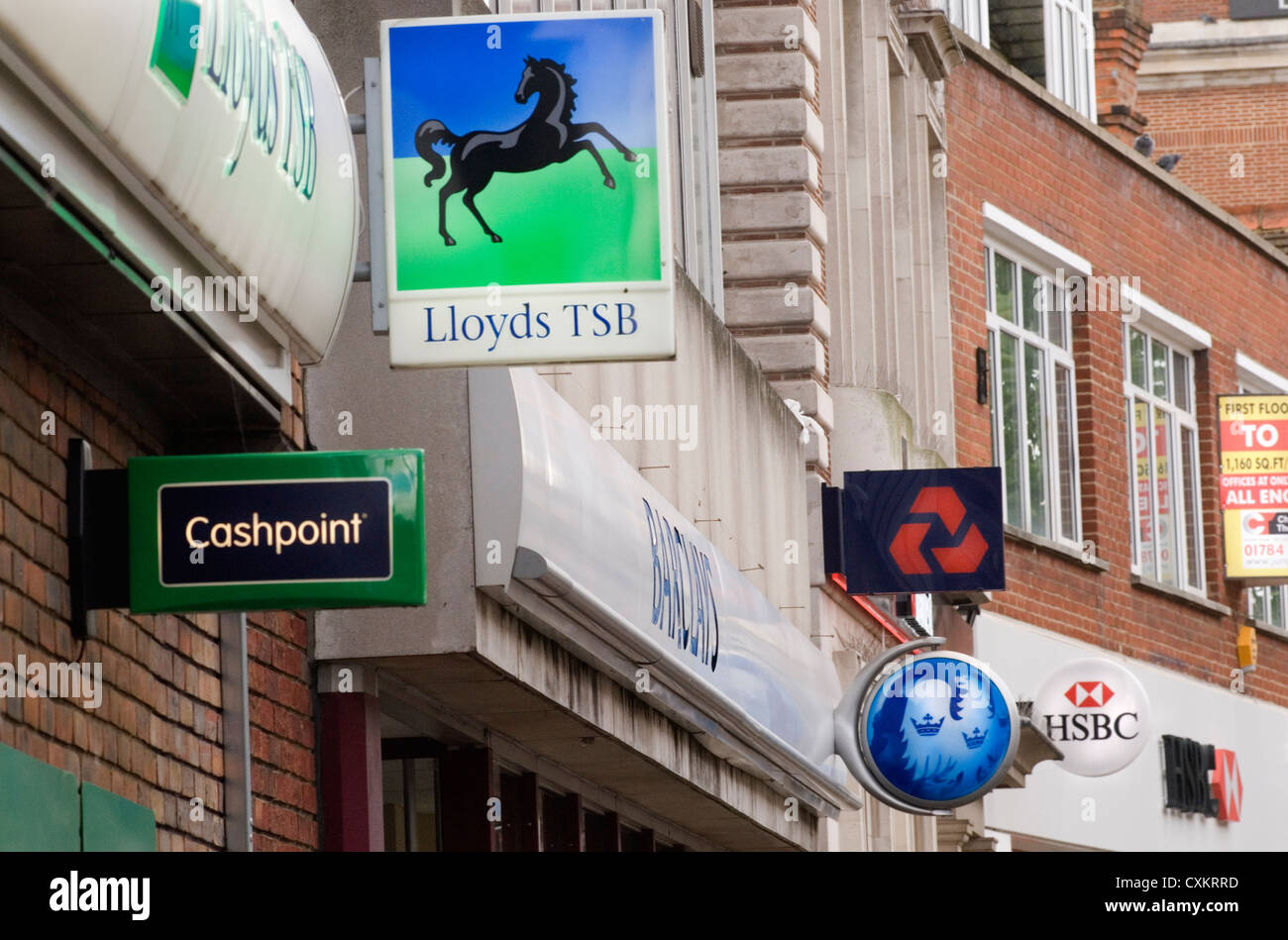 High Street Banks signe les comtés d'origine UK 2007. Années 2000 quand il y avait encore des banques dans une High Street locale. HSBC, NAT West, National Westminster Bank, Barclays, Lloyds, TSB, et un distributeur de billets HOMER SYKES Banque D'Images