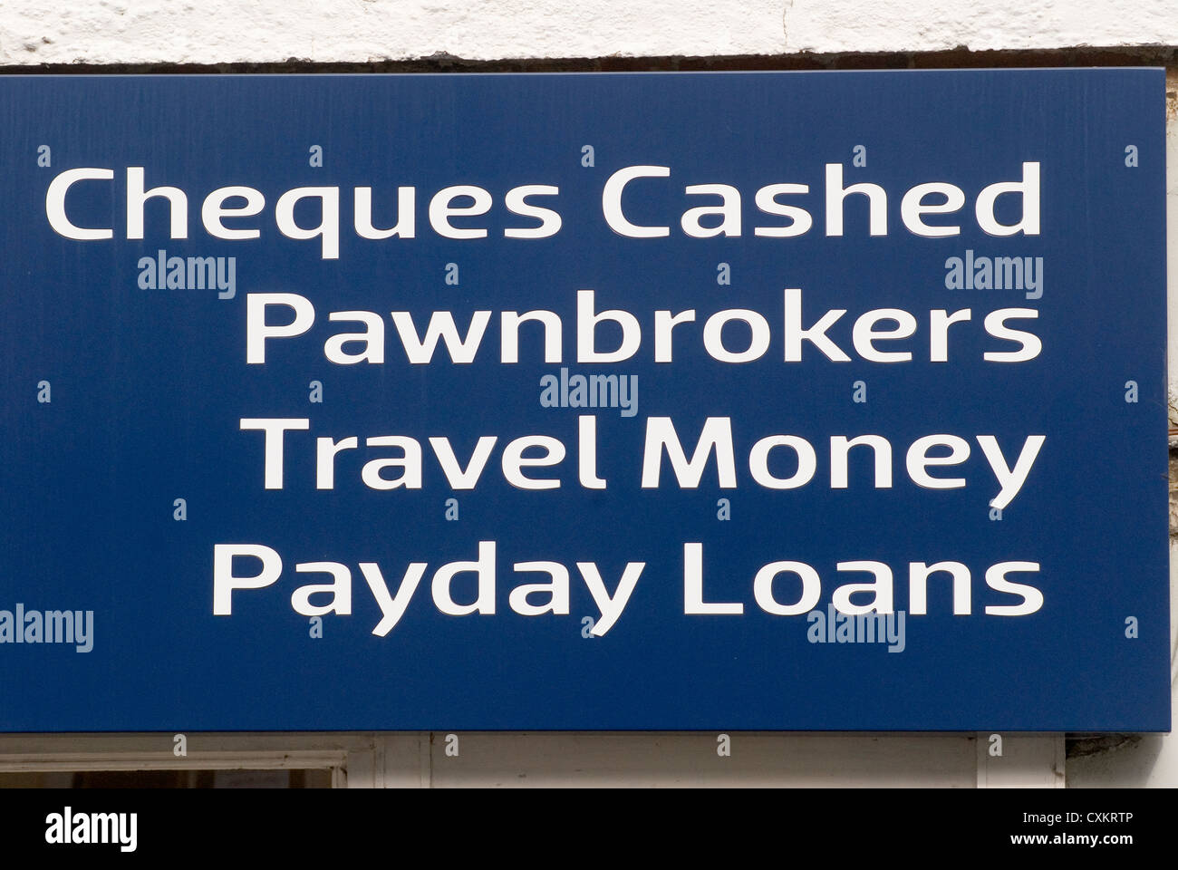 Prêts sur salaire, chèques de prêteurs sur gage encaissés, argent de voyage, High Street Sign . Staines Middlesex Royaume-Uni 2012 2010 HOMER SYKES Banque D'Images
