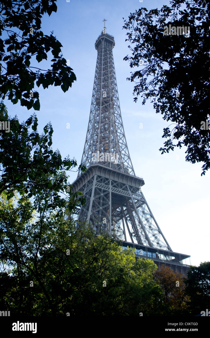 La Tour Eiffel à Paris, France vue à travers les arbres sur une journée ensoleillée. Banque D'Images