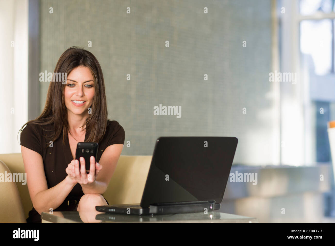 Femme à l'aide d'un téléphone cellulaire, Florida, USA Banque D'Images