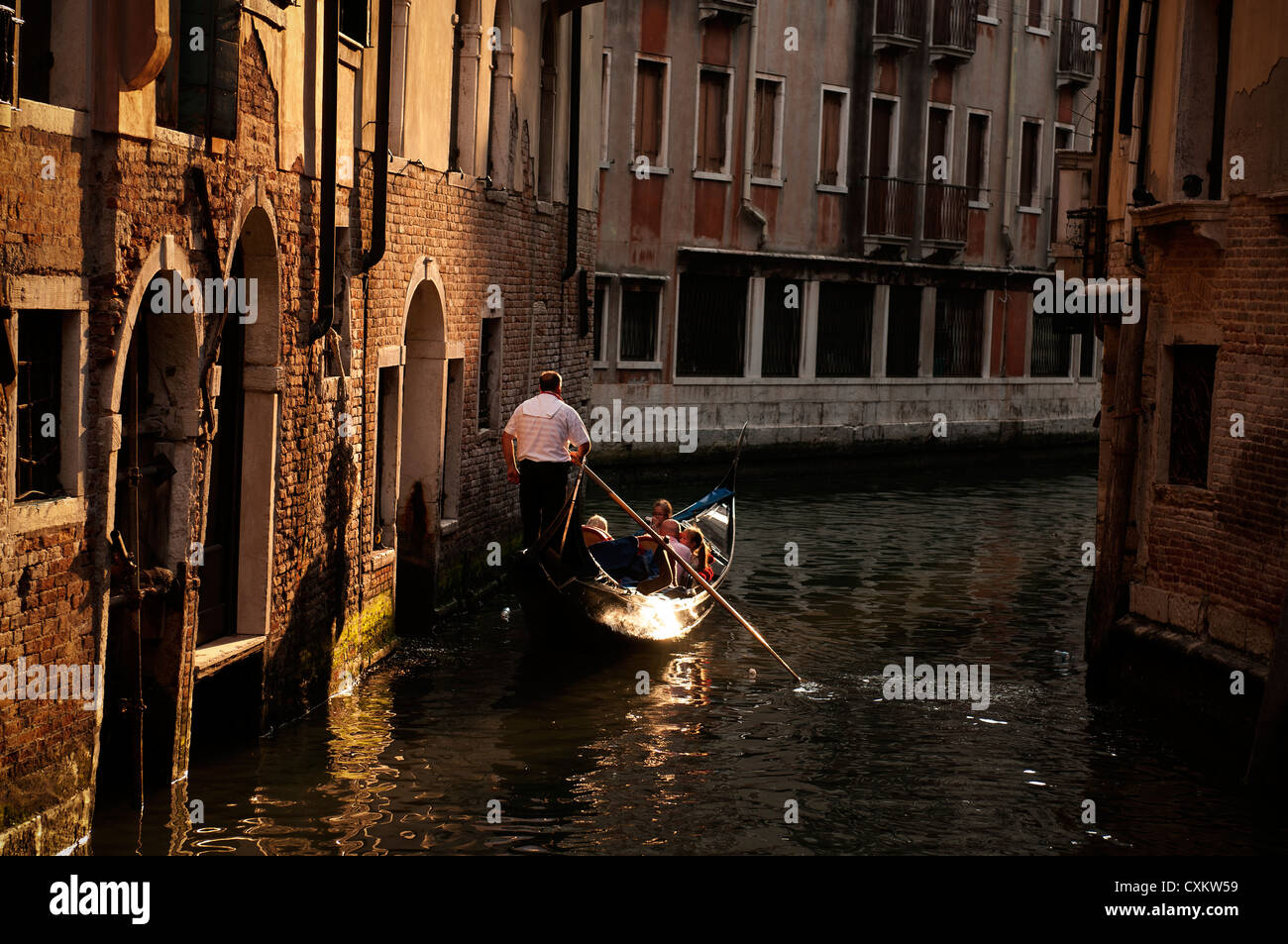 Les touristes en gondole à Venise, Italie. Banque D'Images