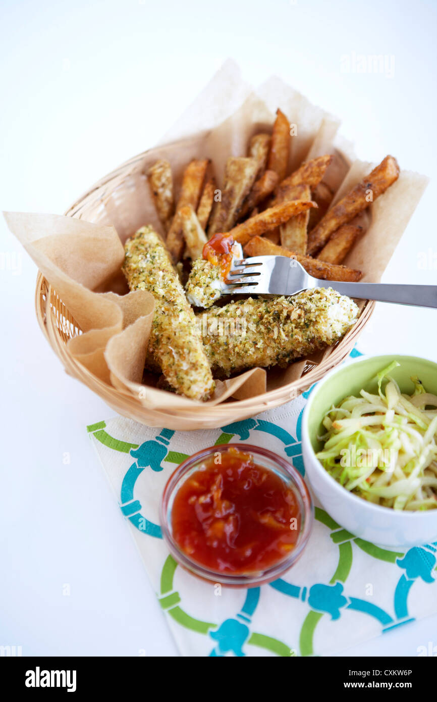 Herb poisson pané et frites avec salade de choux Banque D'Images