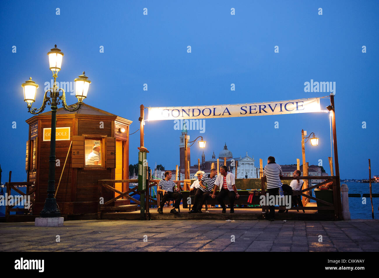 Groupe des gondoliers attendent les clients de la Place San Marco, Venise, Italie. Banque D'Images