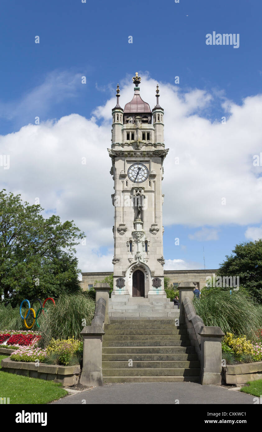 La tour de l'horloge en jardins Whithead Bury, Lancashire. Errected par Henry Whitehead en 1914 comme un mémorial à son frère, Walter. Banque D'Images