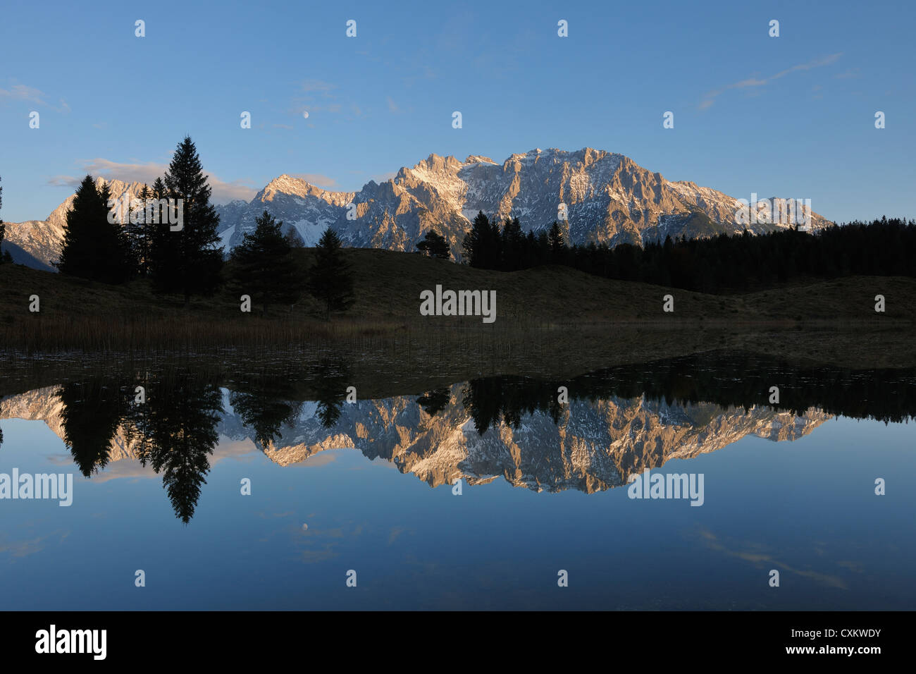 Avec Wildensee Karwendel en automne, Mittenwald, Garmisch-Partenkirchen, Upper Bavaria, Bavaria, Germany Banque D'Images