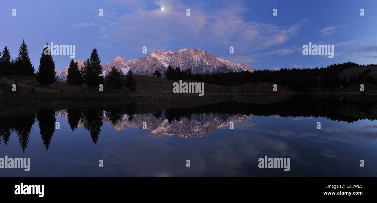 Avec Wildensee Karwendel au crépuscule, Mittenwald, Garmisch-Partenkirchen, Upper Bavaria, Bavaria, Germany Banque D'Images