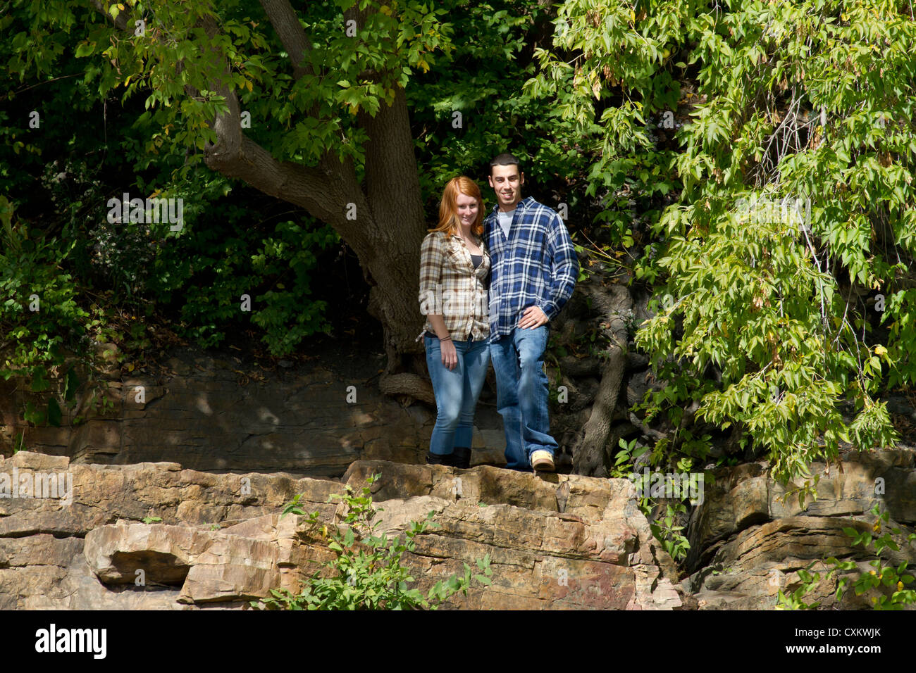 Les jeunes white Caucasian couple homme et femme photographiée sur les rochers. Banque D'Images