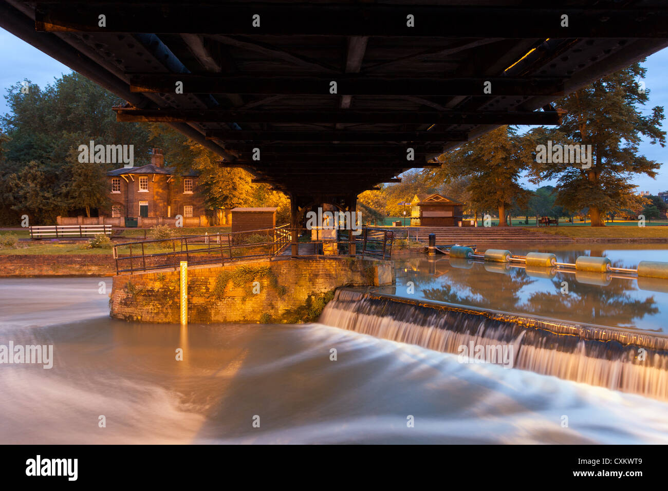 En vertu de l'Jésus Lock Bridge, rivière Cam, Cambridge, UK. La nuit. Banque D'Images