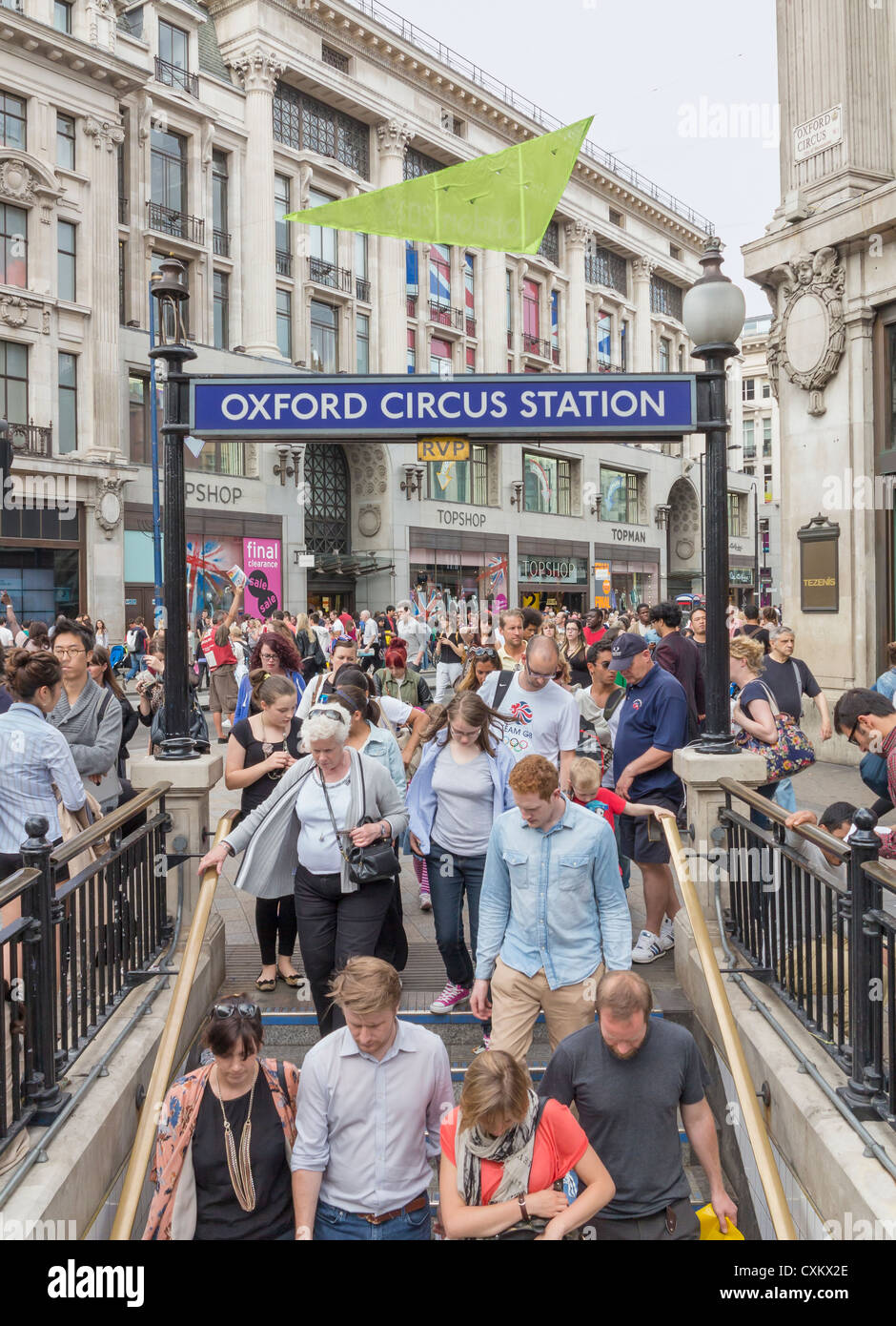 Entrée de métro Oxford Circus à l'heure de pointe, Londres, Angleterre Banque D'Images