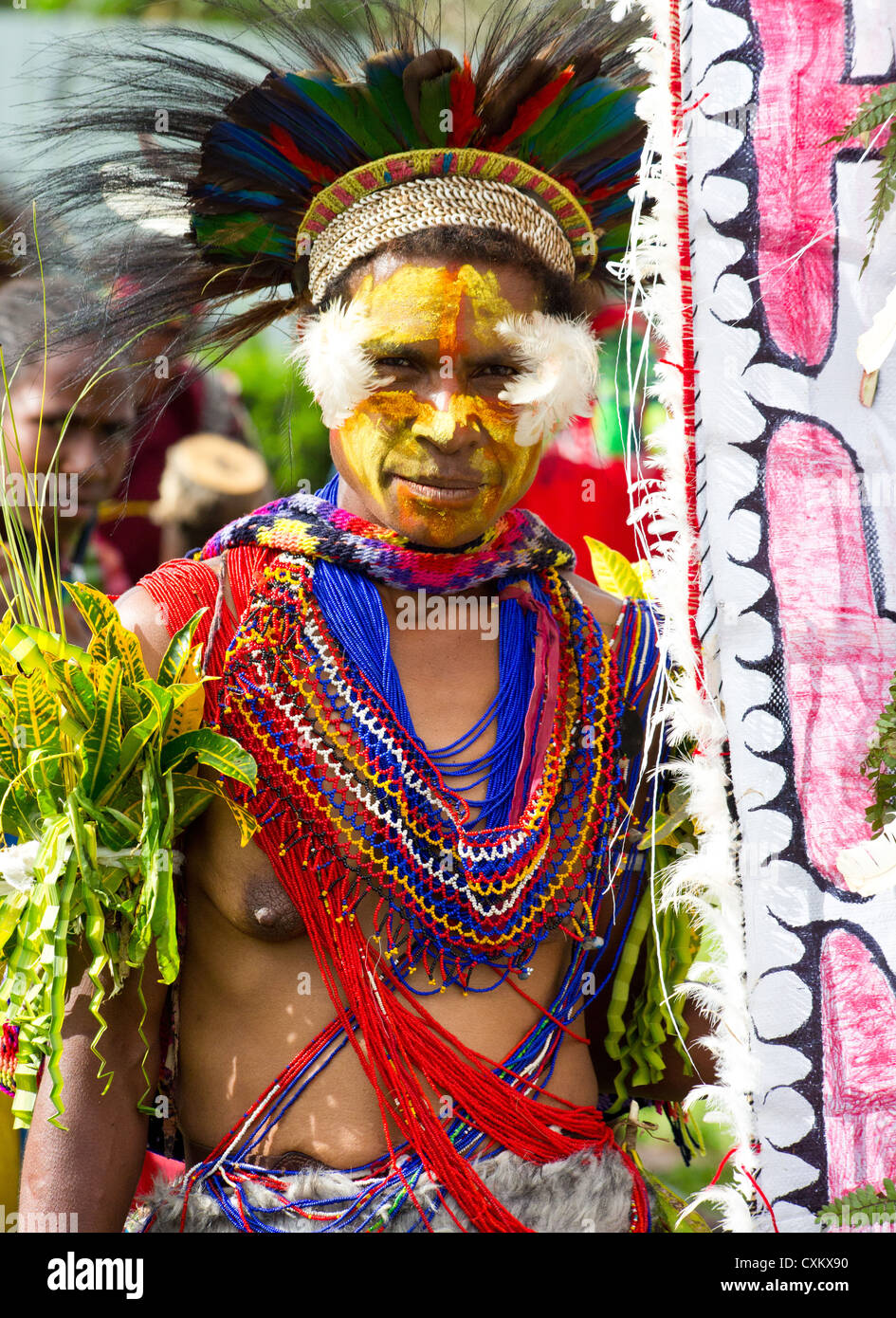 Femme avec son visage peint et portant des costumes traditionnels tribaux  au Festival de Goroka singsing, Papouasie Nouvelle Guinée Photo Stock -  Alamy