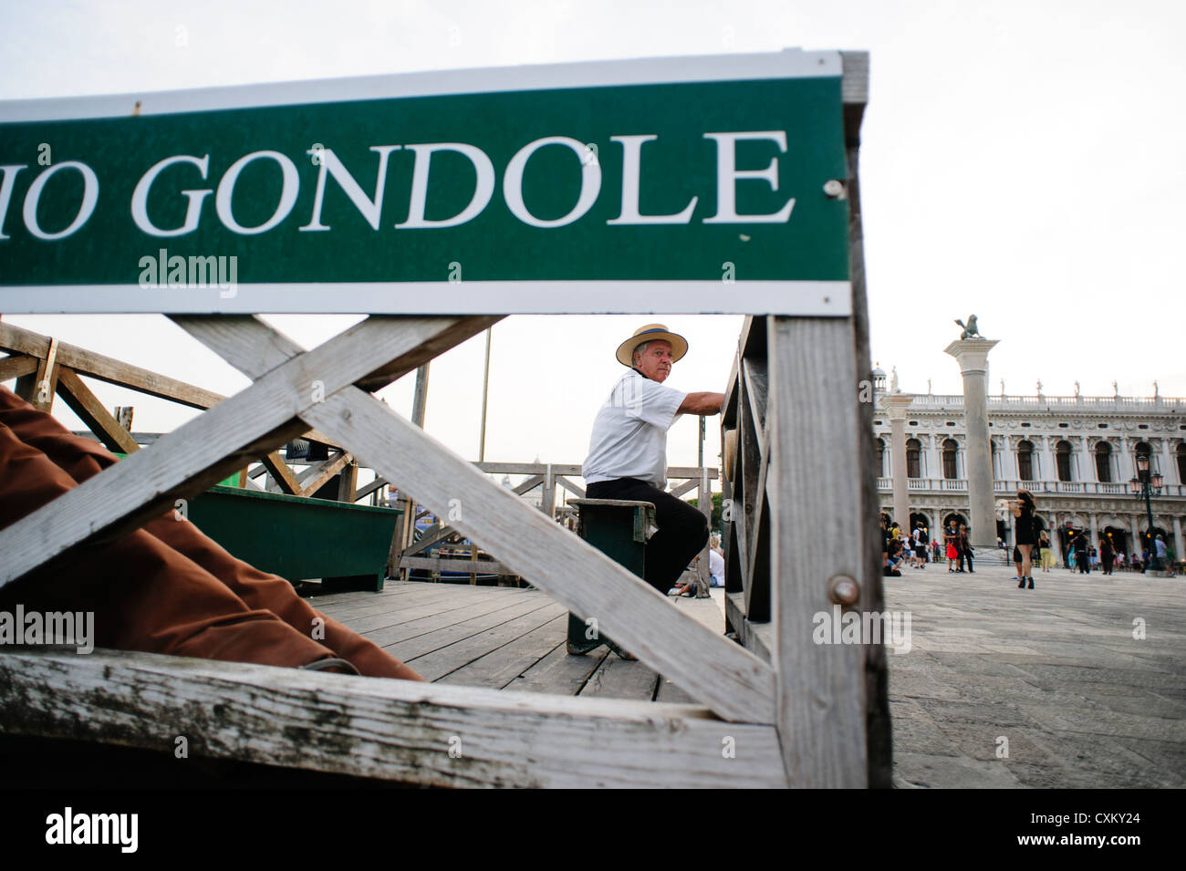 Portrait d'un gondolier en attente pour les clients par la Place Saint Marc, Venise, Italie. Banque D'Images