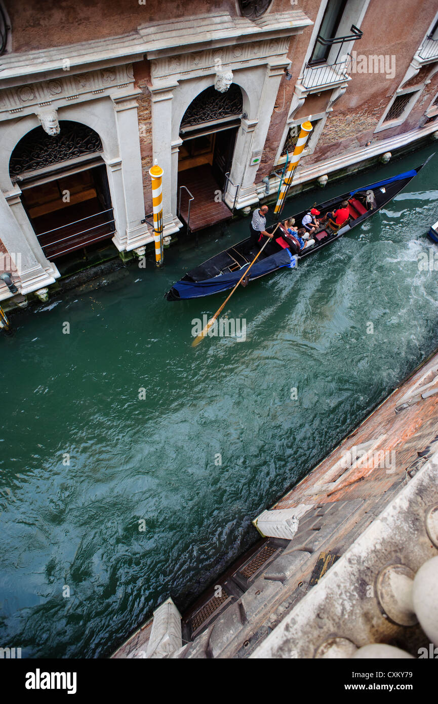 Gondolier vu de dessus dans un canal, Venice, Italie. Banque D'Images