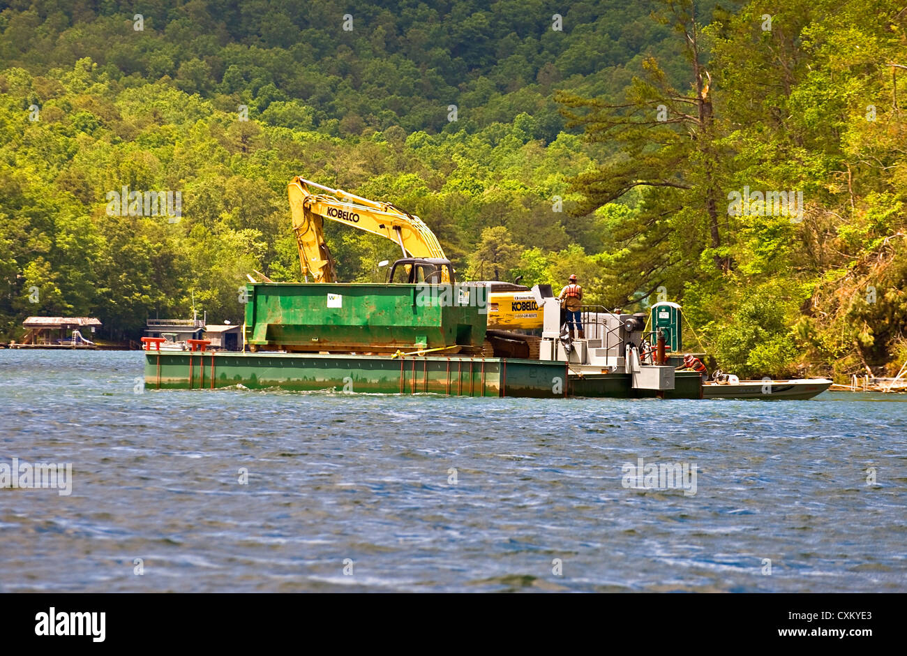 Les chalands sur un lac nettoyer après une tornade. Banque D'Images