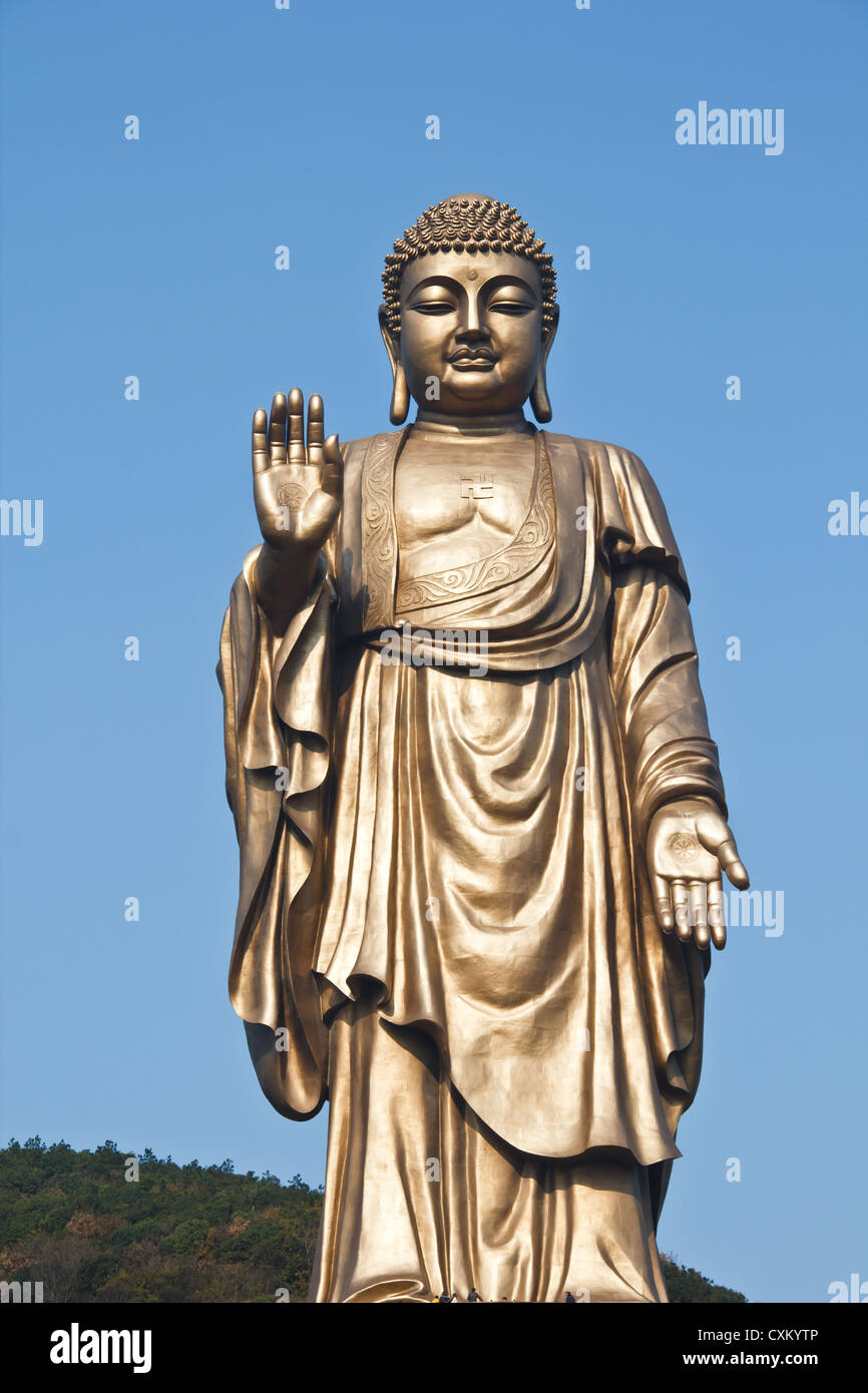 Statue de Bouddha, contre ciel paisible Banque D'Images