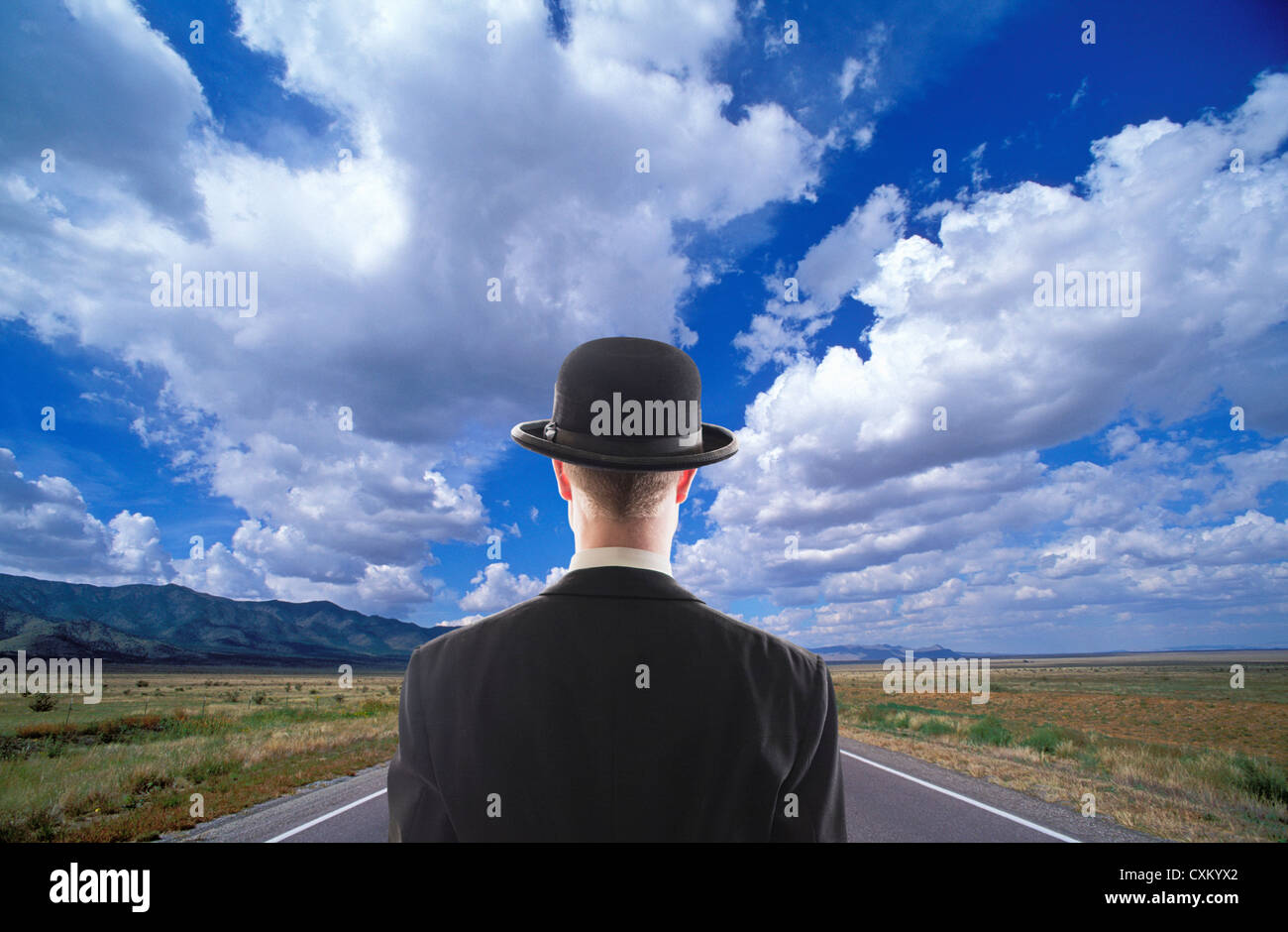 L'homme face à l'autoroute avec des nuages Banque D'Images
