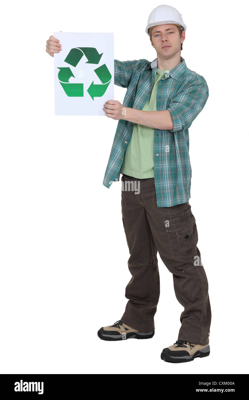 Artisan tenant une étiquette de recyclage Banque D'Images