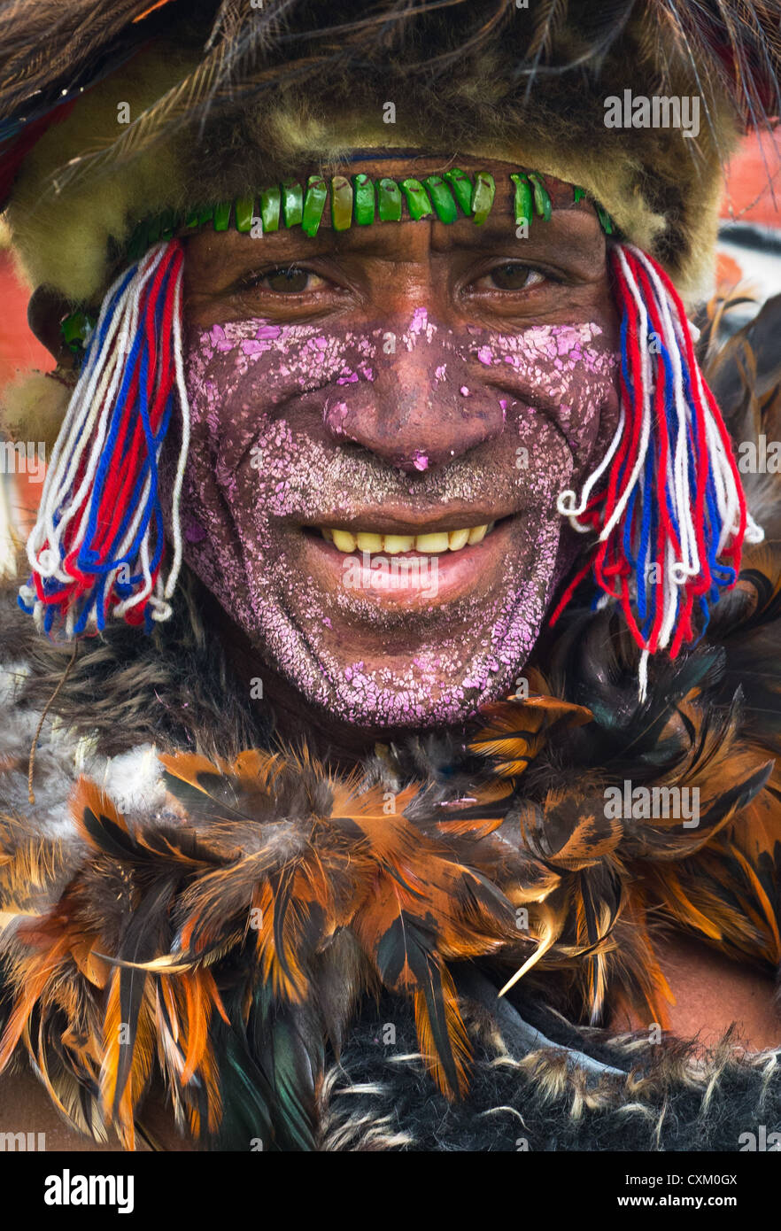 Portrait d'un homme avec son visage peint et portant des plumes d'oiseau à  l'singsing Goroka Festival, Papouasie Nouvelle Guinée Photo Stock - Alamy