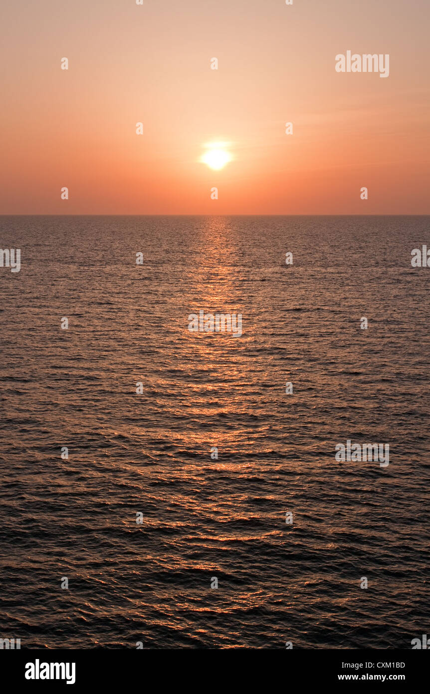 Coucher de soleil sur la mer de l'océan Atlantique à Cornwall UK. Banque D'Images