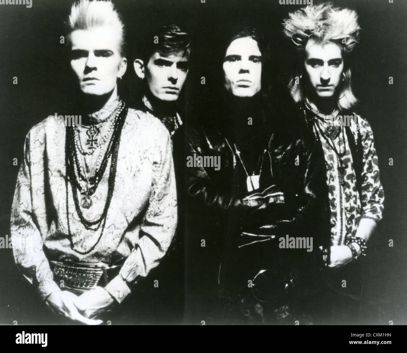 Le culte de la photo promotionnelle du groupe de rock britannique de 1990 avec Billy Duffy à gauche et Ian Astbury en noir Banque D'Images