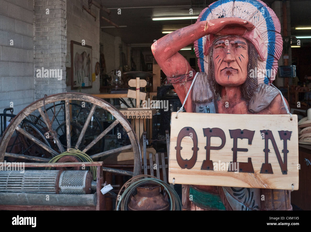 La figure à la vieille Indienne cowboy Firehouse magasin de souvenirs sur la rue Main à Panguitch, Utah, USA Banque D'Images