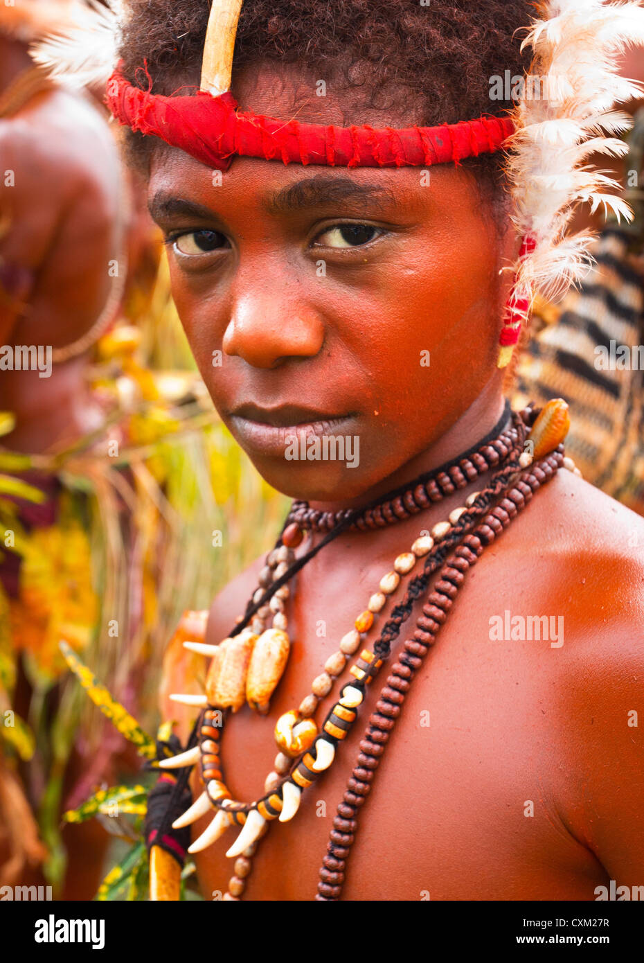 Enfant habillé en costume traditionnel et tribal coiffure au Festival de  Goroka singsing, Papouasie Nouvelle Guinée Photo Stock - Alamy