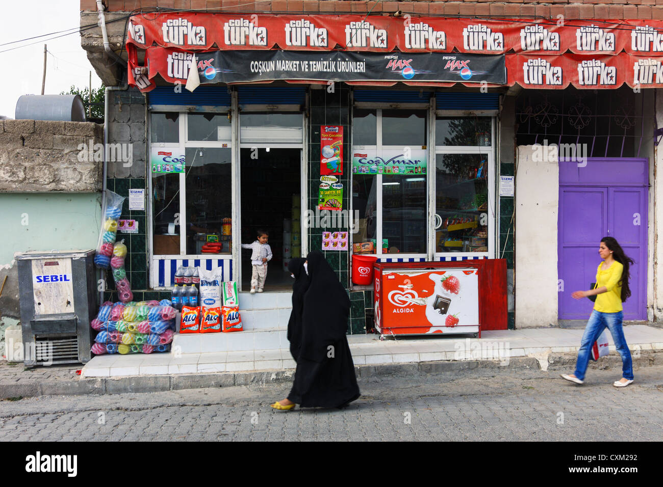 Le hijab et de style occidental dans femmes Cizre,ville frontière turco-iraquienne, province de Sirnak, Turquie Banque D'Images