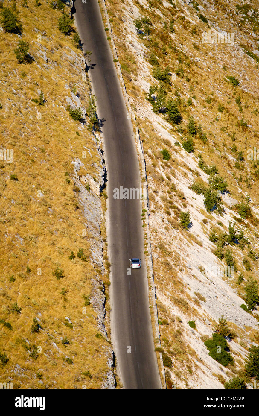 Vue aérienne d'une route désertique avec une voiture roulant sur elle Banque D'Images