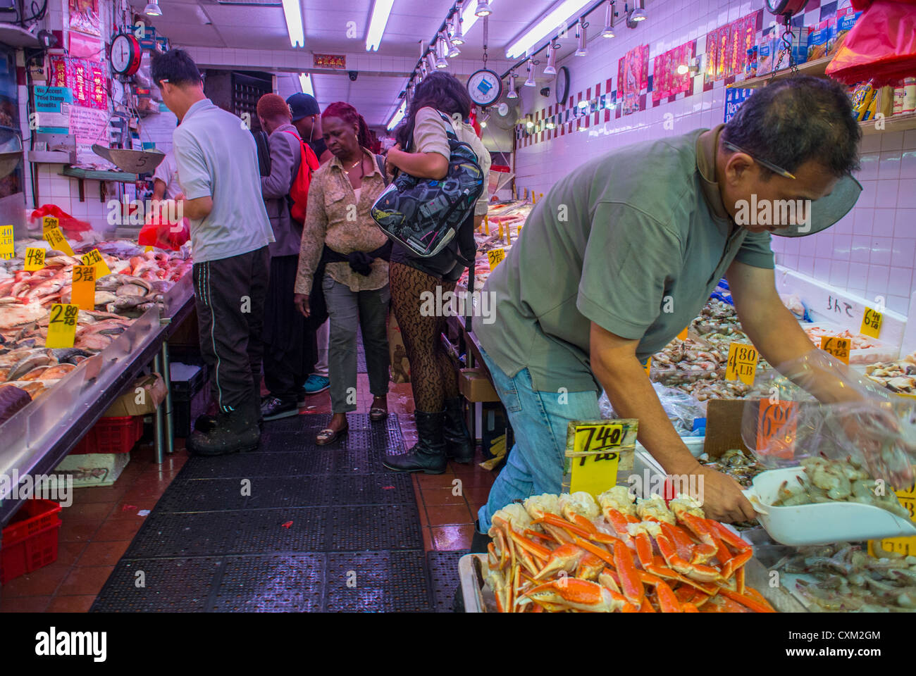 New York, NY, États-Unis, People Shopping Inside Chinese Market, « Win Sea Food Market » in, Chinatown, Manhattan Banque D'Images