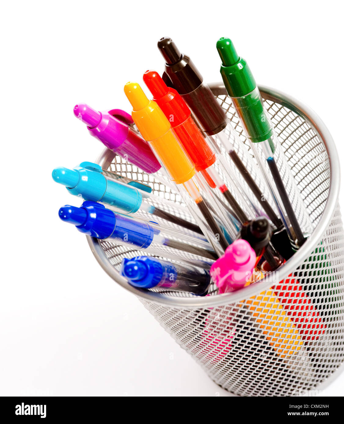 Un fond de bureau top porte-stylo plein de plumes de couleur vive sur un  fond blanc Photo Stock - Alamy