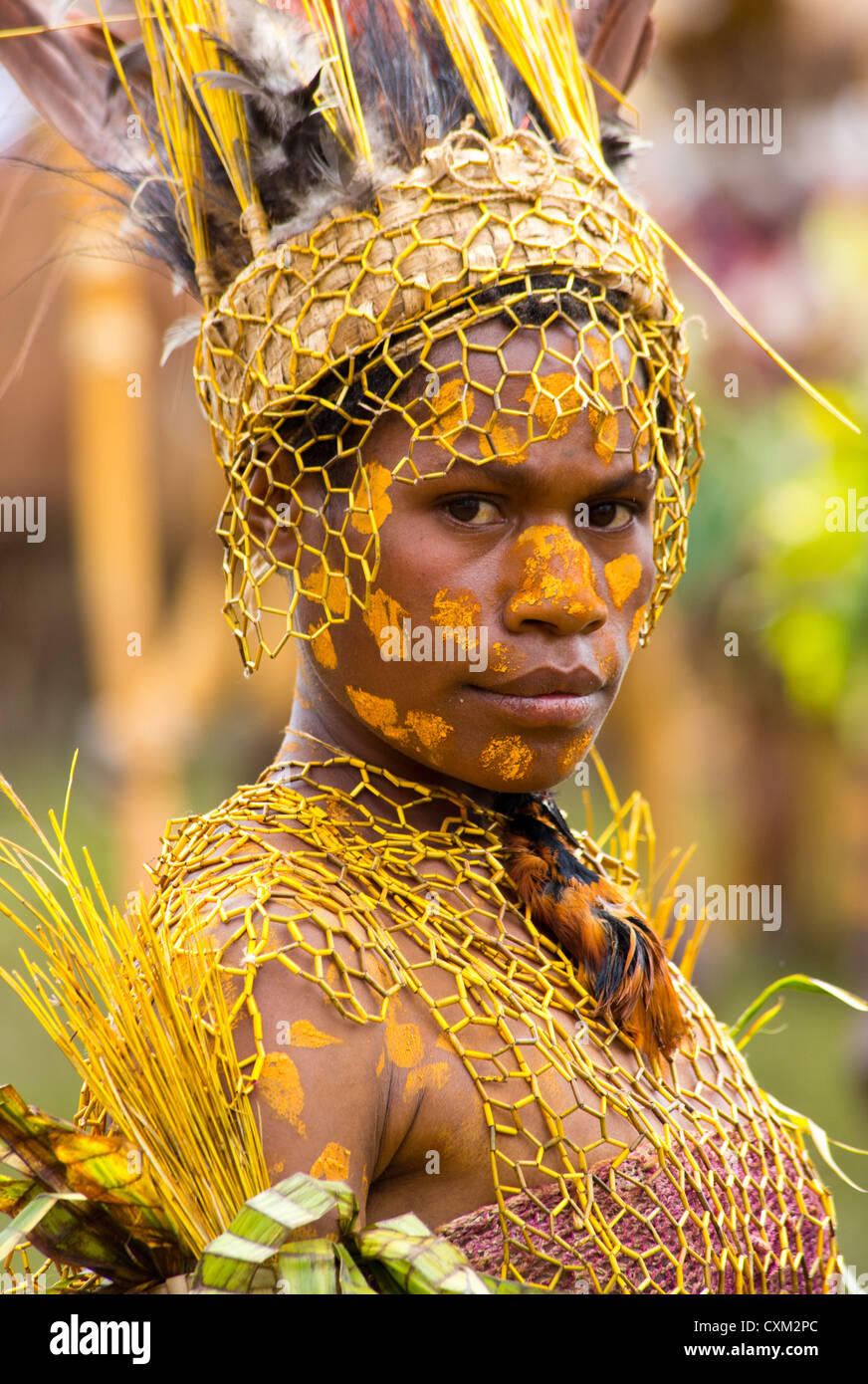 Jeune femme habillé en costume traditionnel et tribal coiffure au Festival  de Goroka singsing, Papouasie Nouvelle Guinée Photo Stock - Alamy