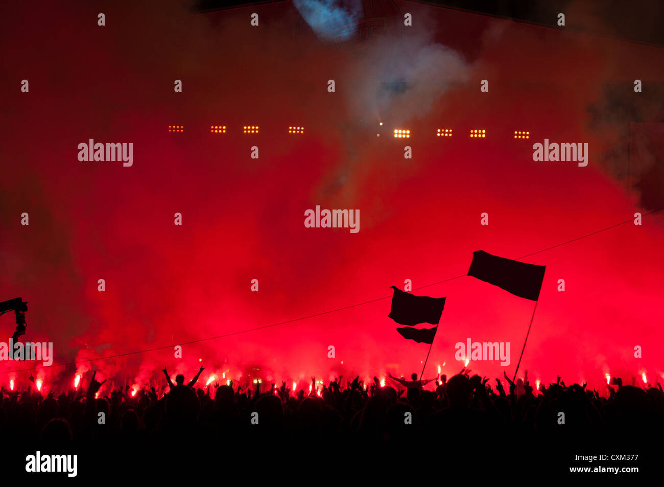 Feux rouges à brûler des fans concert de rock Banque D'Images