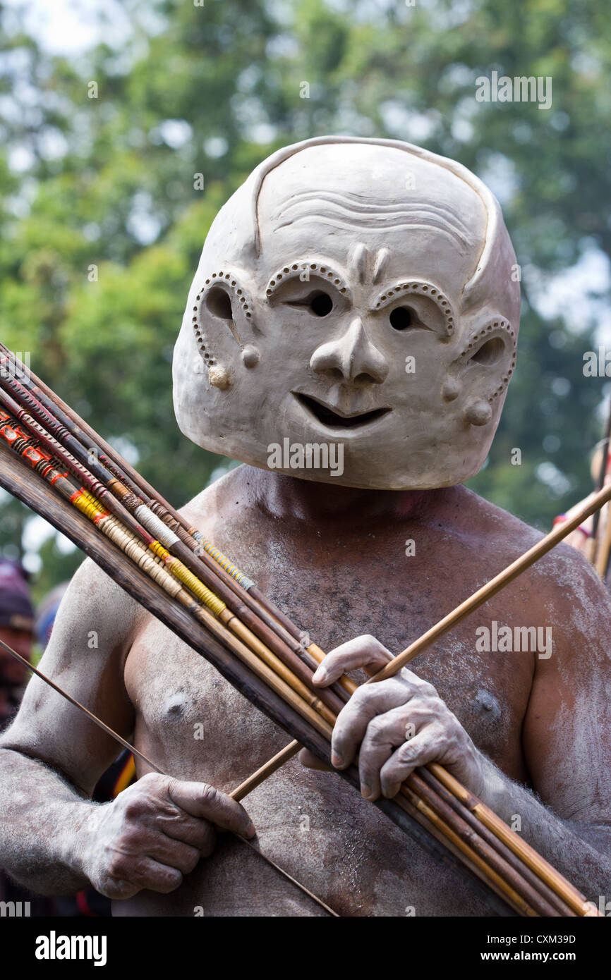 La boue un homme portant un masque de boue au Festival de Goroka singsing, Papouasie Nouvelle Guinée Banque D'Images