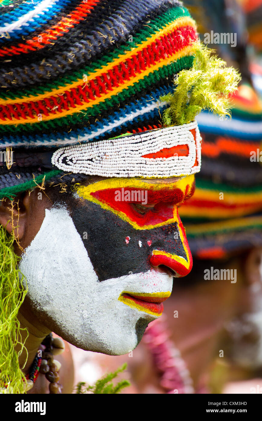L'homme traditionnel avec la peinture du visage et coiffure à l'singsing Goroka Festival, Papouasie Nouvelle Guinée Banque D'Images