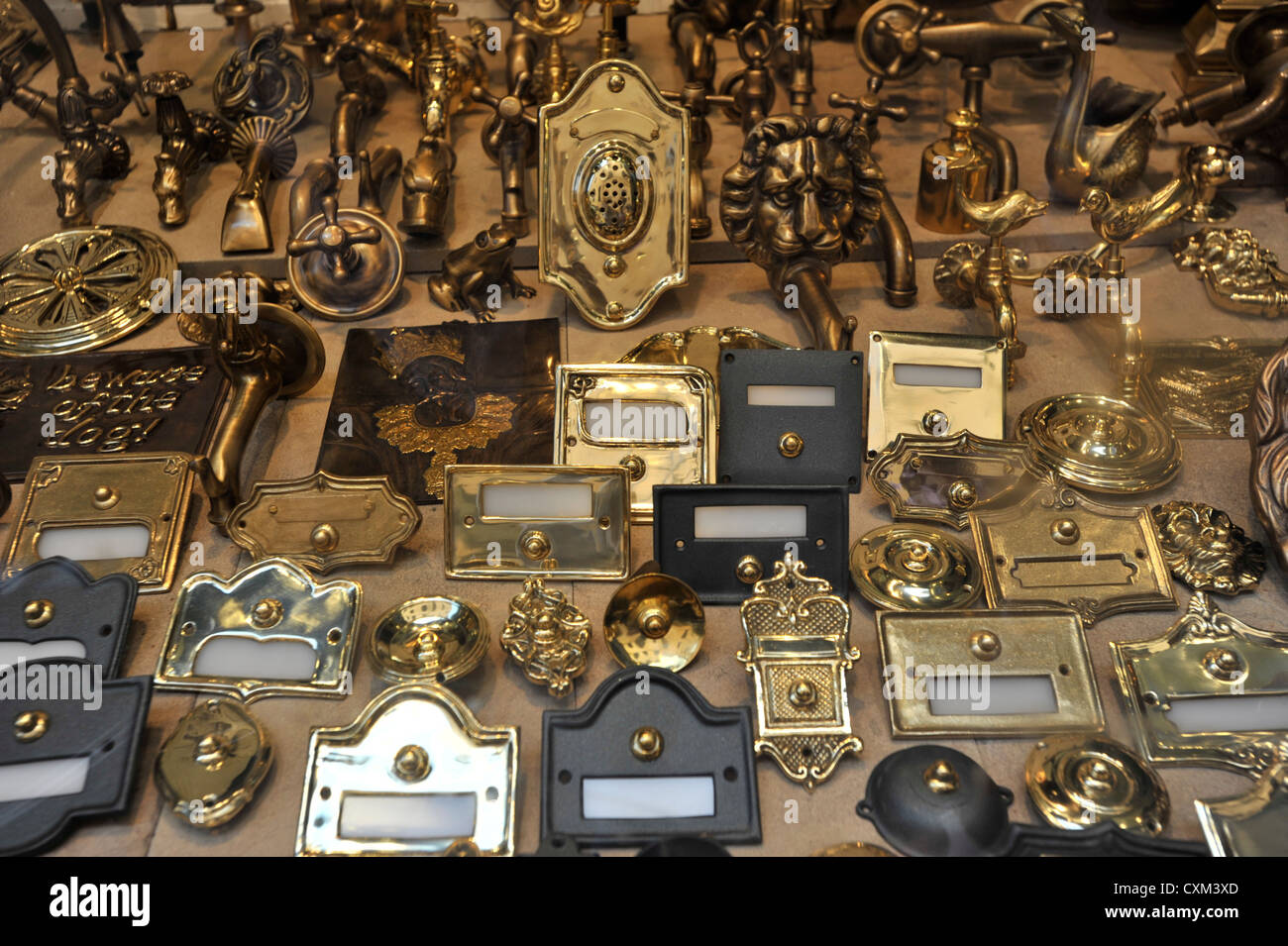 Brass ware dans une vitrine Lucca Toscane Italie Banque D'Images