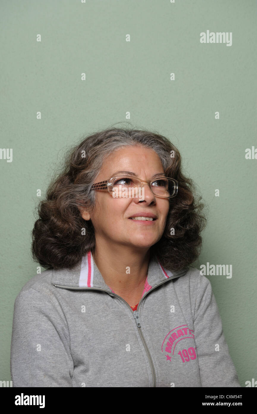 Portrait d'une femme d'âge moyen avec des lunettes Banque D'Images