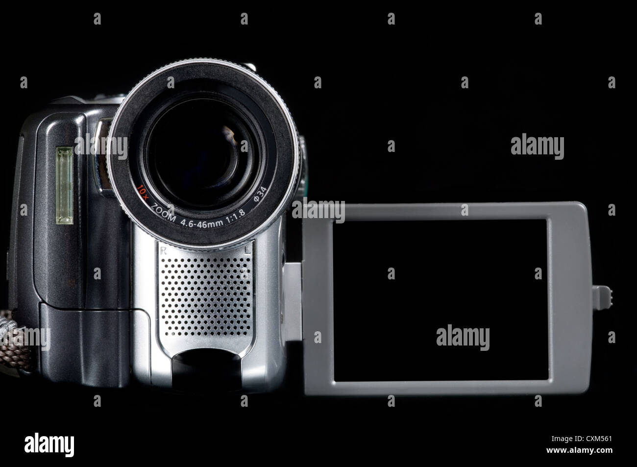 Libre de caméra vidéo sur fond noir avec ouverture de l'écran vers l'avant Banque D'Images