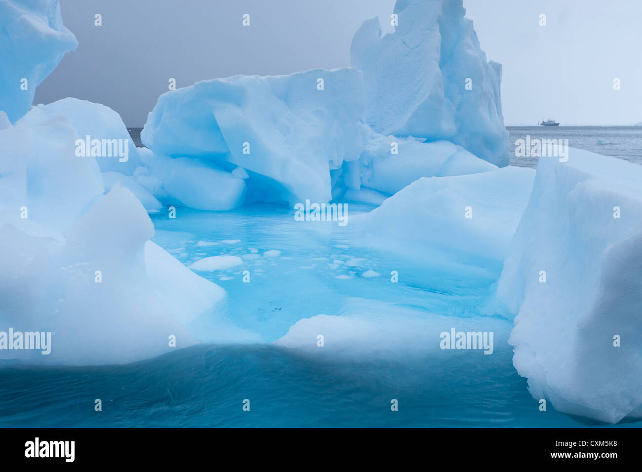 Une sculpture de glace flottante au large de l'Antarctique continental dans la mer de Weddell. Banque D'Images