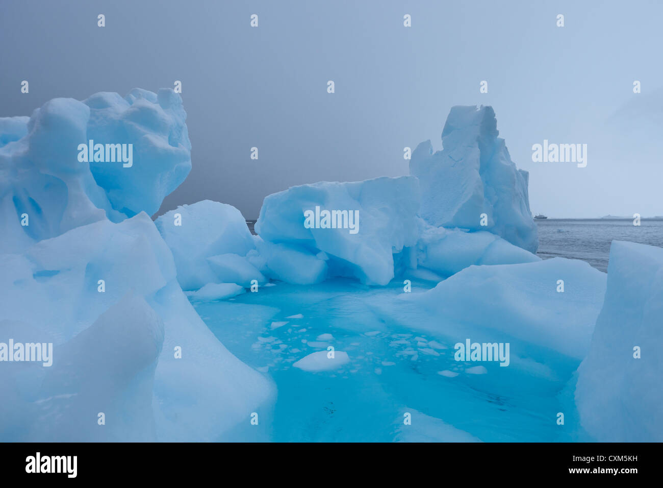 Une sculpture de glace flottante au large de l'Antarctique continental dans la mer de Weddell. Banque D'Images
