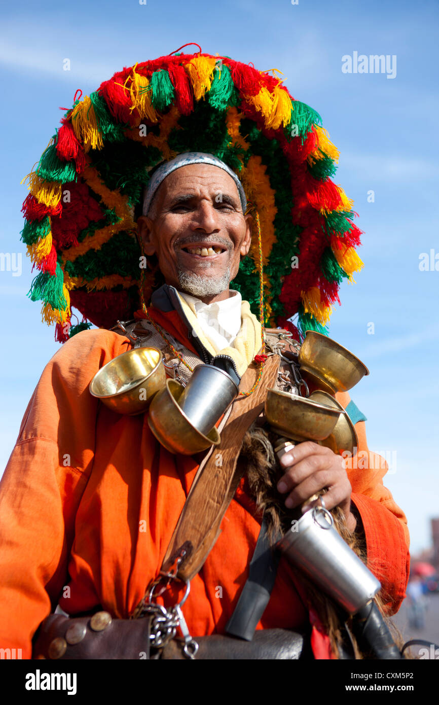 Tombeau saadien, vendeur d'eau marocain en vêtements traditionnels en place Djemaa el Fna, Marrakech Banque D'Images