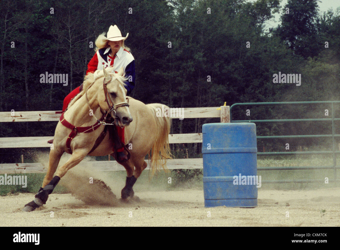 Barrel racer sur quarter horse 'bit' / Harvard, Illinois Banque D'Images