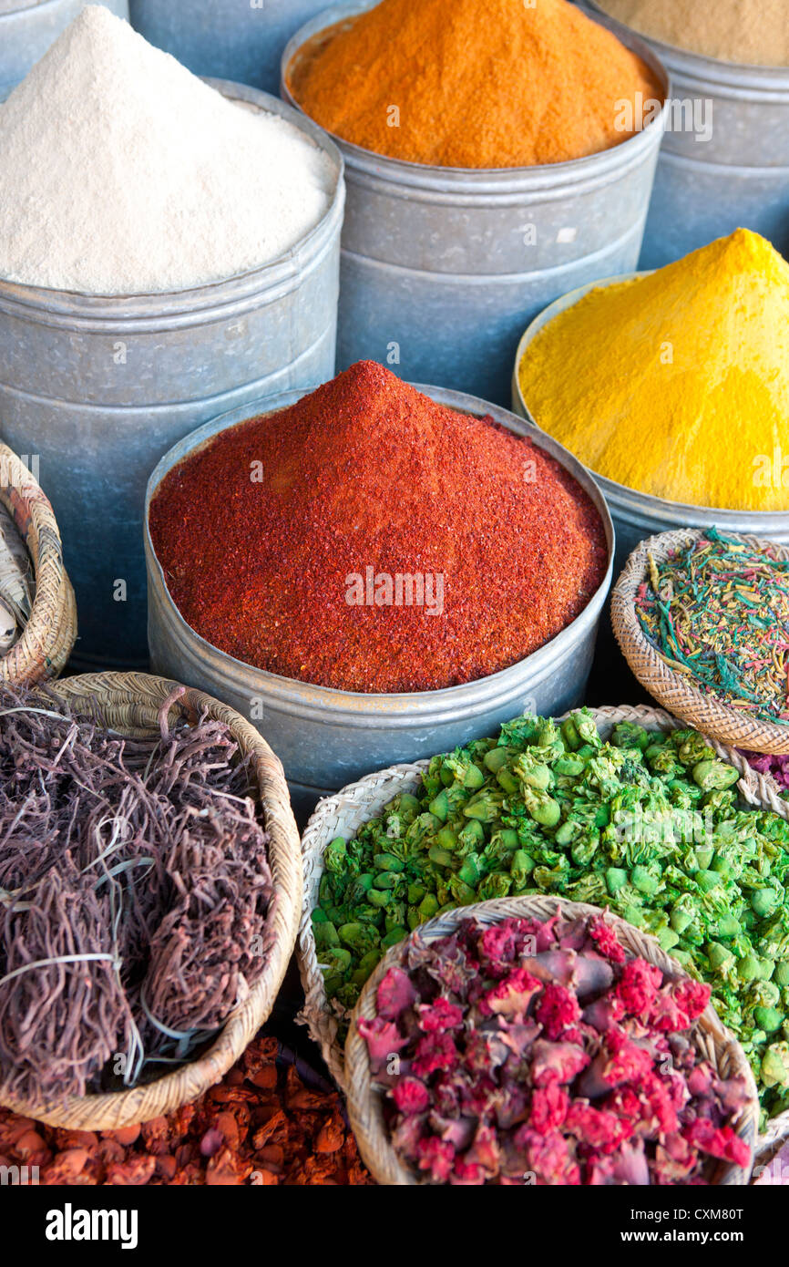 Et godet et paniers d'épices et d'herbes séchées et de fleurs en marché dans Marrakech, Maroc Banque D'Images