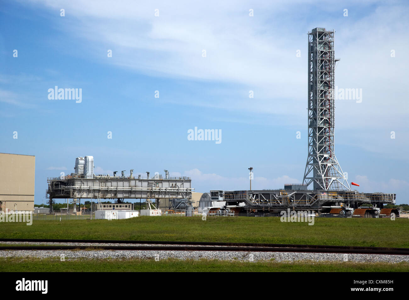 La plate-forme de lancement mobile et les transporteurs à chenilles et structure de service de lancement au Centre spatial Kennedy du bras Florida USA Banque D'Images