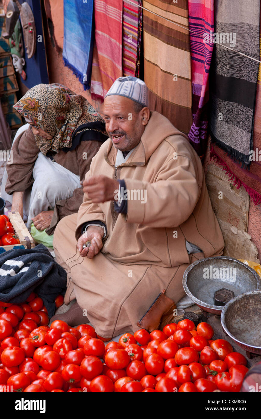 Marché de vendeur de tomates souk médina Marrakech, Maroc Banque D'Images