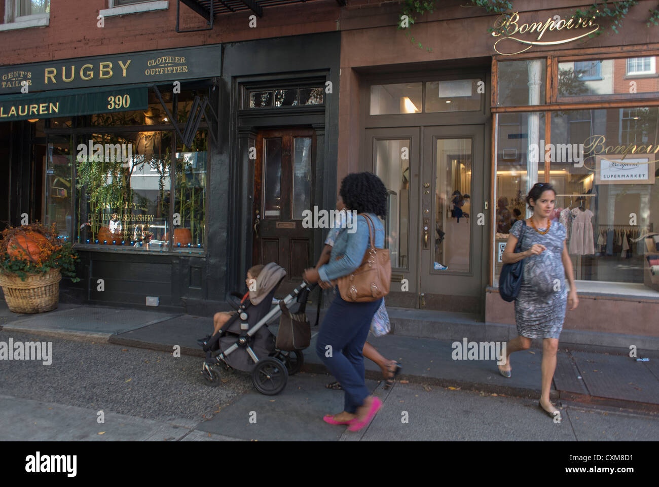 New York, NY, USA, scènes de rue, pregnant woman Shopping, magasin de vêtements pour enfants Bonpoint, à Greenwich Village, Manhattan Banque D'Images