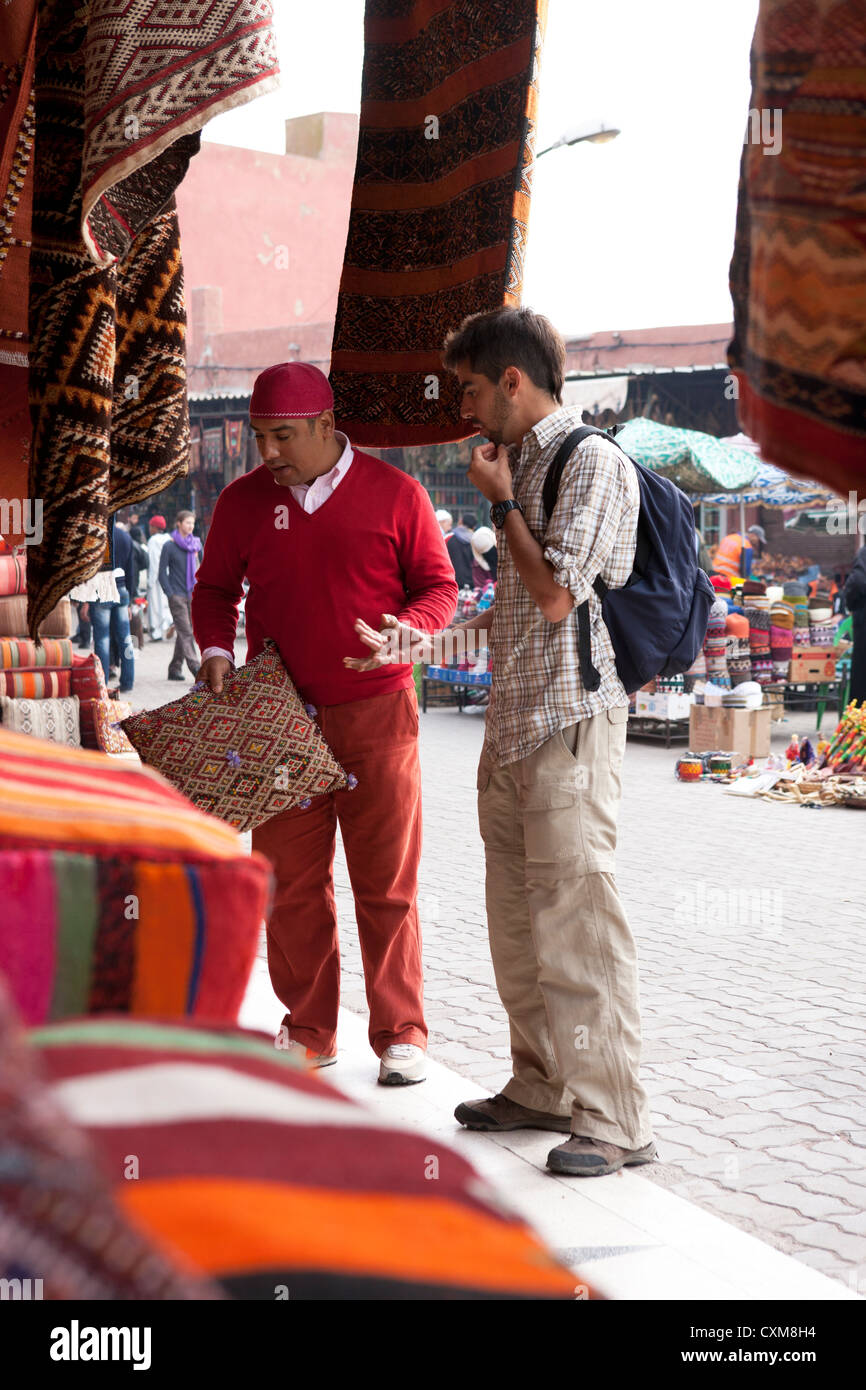 L'achat de coussin homme boutique de tapis, Marrakech, Maroc Photo Stock -  Alamy